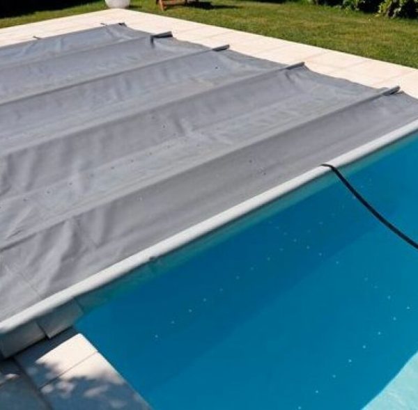 couverture-de-piscine-a-barres-une-bache-de-protection-solide-pour-votre-piscine-30533-1200-800